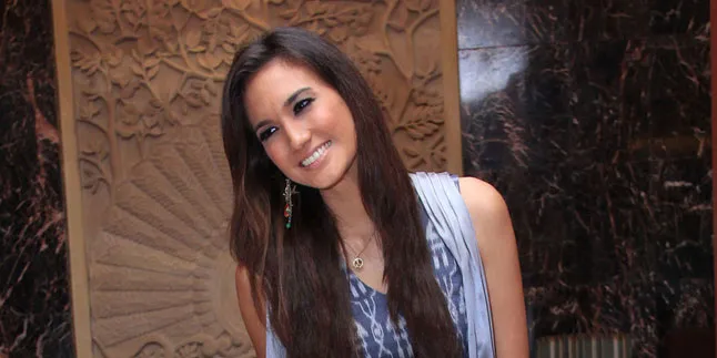 Nadine Chandrawinata Promokan Indonesia Lewat Pin dan Selendang