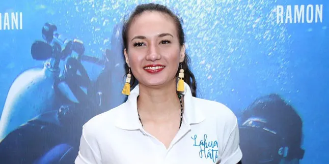 Nadine Chandrawinata Sempatkan Menulis Buku di Sela Syuting