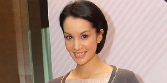 Nadya Hutagalung Pakai Kebaya di Final Asia Next Top Model