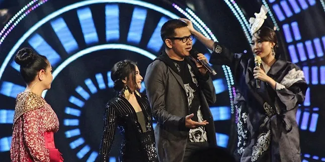 Nagita Slavina Duet Dengan Band Gigi, Raffi Ahmad Sebut Istrinya Malu-Malu Nagita Slavina Duet Dengan Band Gigi, Raffi Ahmad Sebut Istrinya Malu-Malu