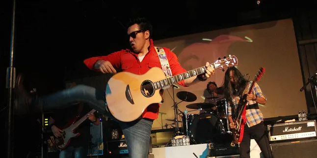 Naif Ajak Karaoke Ribuan Penonton JakCloth 2013