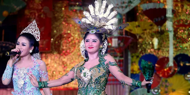 Naik ke Podium, Dewi Perssik Ajak Selfie Nagita Slavina dan Raffi Naik ke Podium, Dewi Perssik Ajak Selfie Nagita Slavina dan Raffi