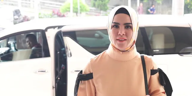 Naik Motor Bertiga, Angel Lelga Pede Nggak Pakai Helm