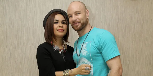 Natal, Melanie Ricardo & Suami 'Suntik' Anak Dengan Pengertian