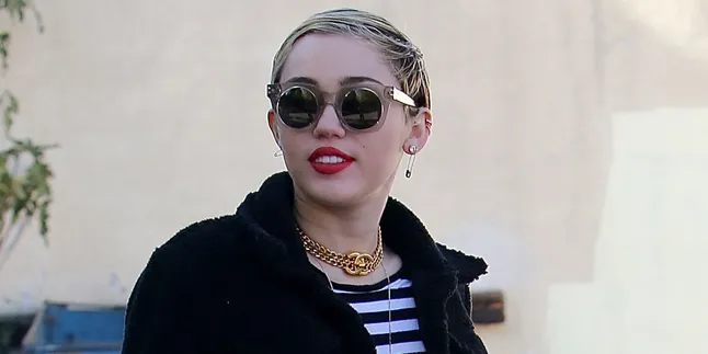 Natal Tiba, Miley Cyrus Lagi-Lagi Pajang Foto Nipple
