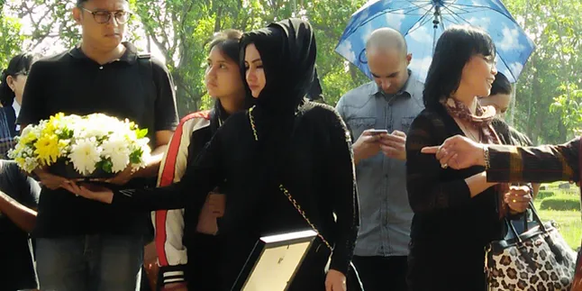 Natalie Sarah Antar Almarhum Ibunda ke Peristirahatan Terakhir