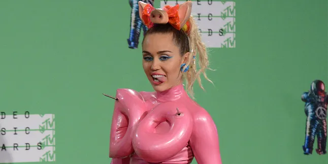 Nekat Buka-Bukaan, Foto Bugil Miley Cyrus Beredar di Dunia Maya