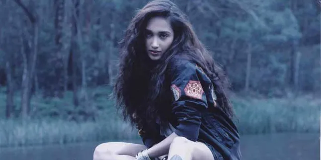 Nekat Bunuh Diri, Jiah Khan Dianggap Gila!