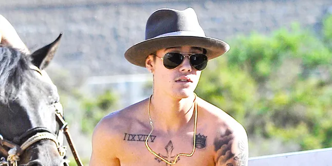 Nekat, Justin Bieber Cium Fans Yang Melintas di Depannya