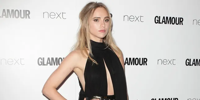 Nekat Muncul Tanpa Bra, Suki Waterhouse Nyaris Alami Nip Slip
