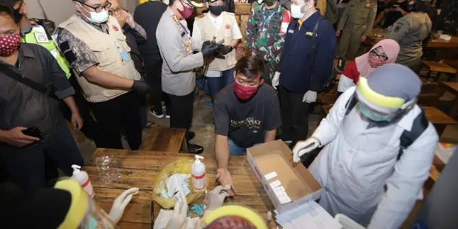 Nekat Nongkrong Tanpa Jarak, 86 Orang Pengunjung Cafe di Malang Dirapid Tes dan 6 Orang Reaktif!