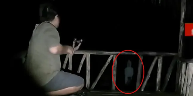 Nekat! Pria Ini Ketapel Pocong dan Ajak Selfie Kuntilanak