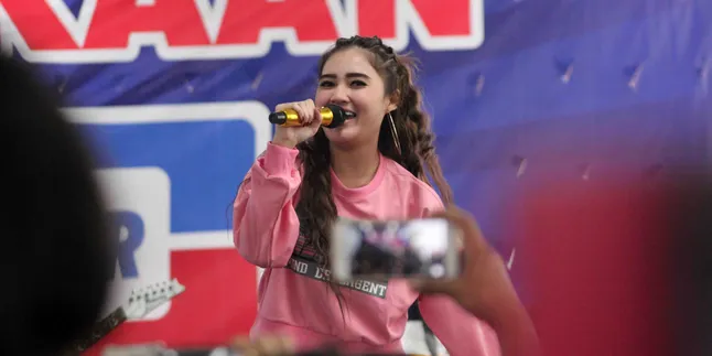 Nella Kharisma Persembahkan Empat Lagu Untuk Penggemarnya di Malang