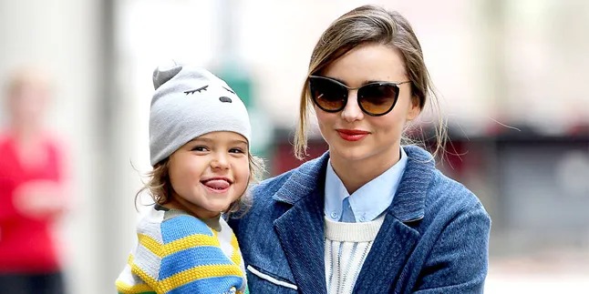 Nenek Masuk Rumah Sakit, Si Kecil Flynn Bloom Bikin Ulah Nenek Masuk Rumah Sakit, Si Kecil Flynn Bloom Bikin Ulah