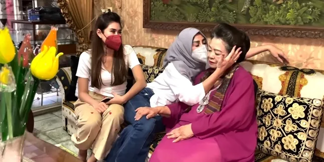 Nenek Raffi Ahmad Kembali Dilarikan Ke Rumah Sakit, Amy Qanita: Doakan yang Terbaik untuk Ibu Saya Nenek Raffi Ahmad Kembali Dilarikan Ke Rumah Sakit, Amy Qanita: Doakan yang Terbaik untuk Ibu Saya