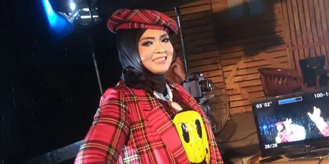 Neng Dessy, Pebisnis Besar Yang Tertarik Jadi Penyanyi Dangdut Neng Dessy, Pebisnis Besar Yang Tertarik Jadi Penyanyi Dangdut