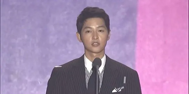 Netizen Baru Sadar, Song Joong Ki Ternyata Sudah Sebut Nama Pacar dalam Speech-nya di APAN AWARDS! Netizen Baru Sadar, Song Joong Ki Ternyata Sudah Sebut Nama Pacar dalam Speech-nya di APAN AWARDS!