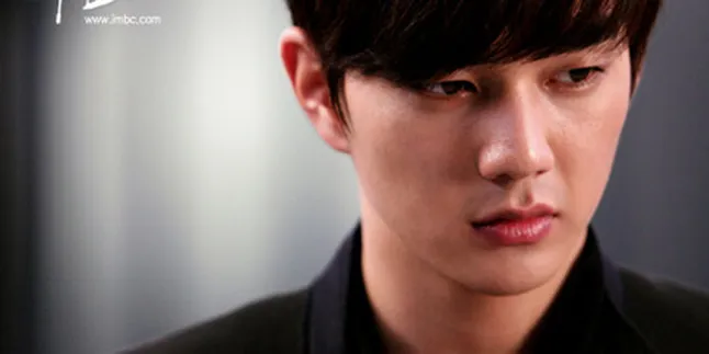 Netizens Kagumi Foto-Foto Kelulusan SMA Yoo Seung Ho