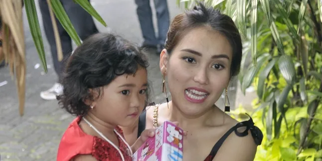 News Maker, Sederet Sensasi Ayu Ting Ting di Bulan November 2016 News Maker, Sederet Sensasi Ayu Ting Ting di Bulan November 2016