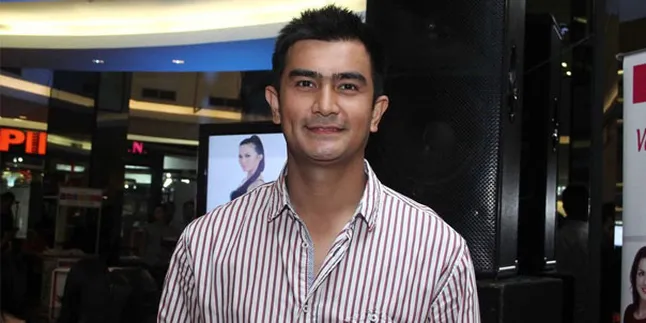 Ngabuburit, Sandy Syarif Pilih Main Golf