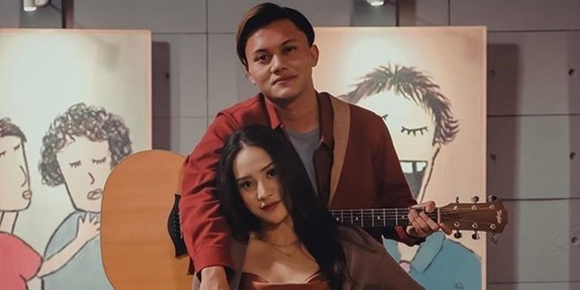 Admitting to be a big fan, Rizky Febian is happy to finally be able to take a photo with Anya Geraldine