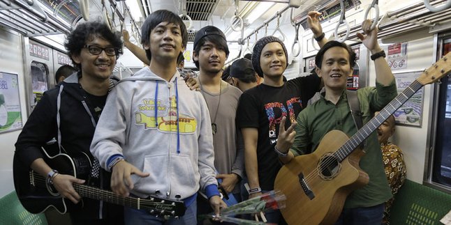 Ngamen Berhadiah, D Masiv Kejutkan Penumpang Commuter Line