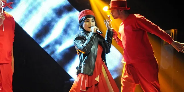 Nge-Rock, Fatin Shidqia Pakai Rok Asimetri di Atas Lutut