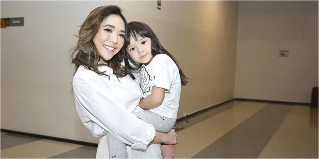 Ngebet Viral Ikut Tren, Gisella Anastasia Malah Lupa Perkembangan Anak Sendiri Ngebet Viral Ikut Tren, Gisella Anastasia Malah Lupa Perkembangan Anak Sendiri