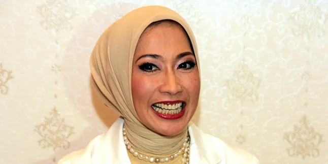 Ngefans Ratu Elizabeth, Iranty Purnamasari Buat Baju Cantik Ini! Ngefans Ratu Elizabeth, Iranty Purnamasari Buat Baju Cantik Ini!