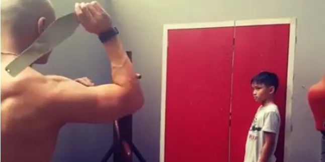 Ngeri! Azka Dijadikan Target Lempar Pisau Oleh Deddy Corbuzier Ngeri! Azka Dijadikan Target Lempar Pisau Oleh Deddy Corbuzier