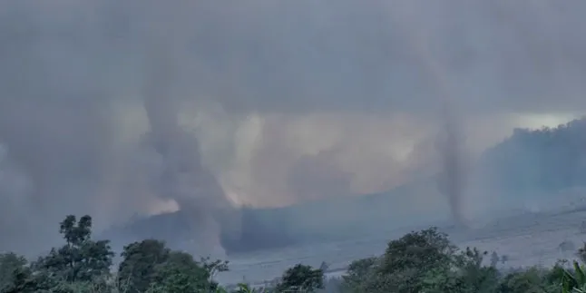 Ngeri, Erupsi di Gunung Sinabung Diikuti Dengan Tornado!