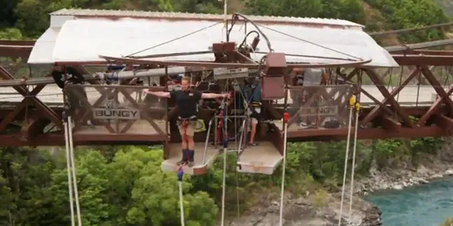 Ngeri! Ini Sensasi Bungy Jumping Super Ekstrim di New Zealand Ngeri! Ini Sensasi Bungy Jumping Super Ekstrim di New Zealand