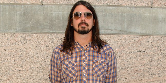 Ngeri! Kaki Patah di Panggung, Dave Grohl Ngotot Lanjutkan Konser