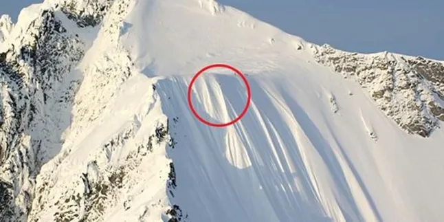Ngeri! Main Ski, Orang Ini Tergelincir Dari Tebing 500 Meter