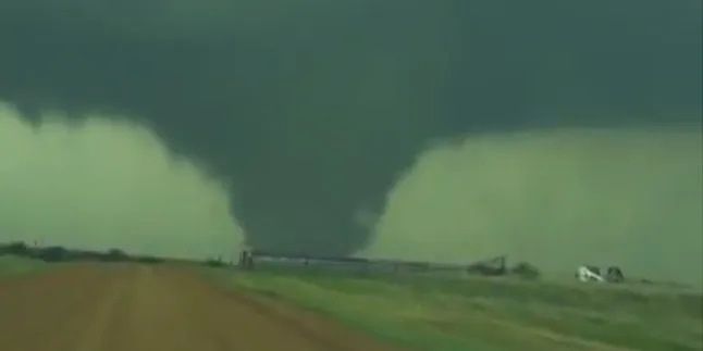 Ngeri, Tornado Raksasa Ini Hancurkan Sebuah Sekolah!