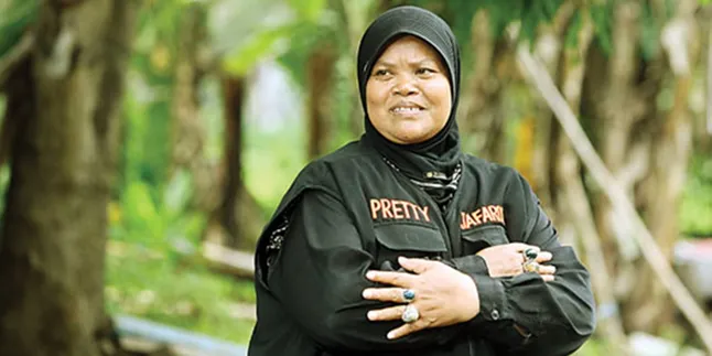 Ngeri, Wanita Asal Sidoarjo Ini Biasa Santap Ayam Hidup-Hidup!