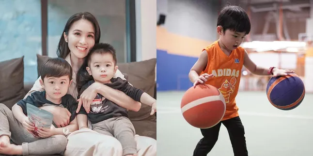 Nggak Cuma Ganteng, 7 Potret Raphael Moeis Anak Sandra Dewi yang Makin Jago Olahraga - Bisa Dribble 2 Bola Langsung