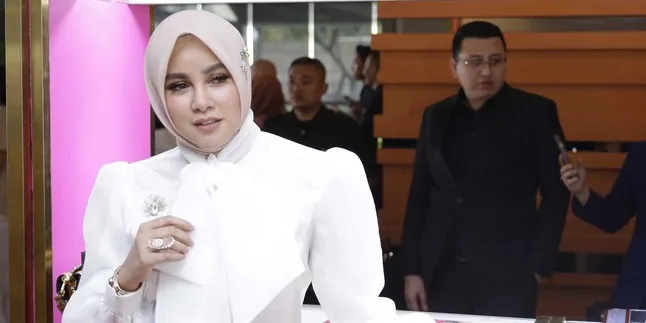 Nggak Cuma Hobi, Olla Ramlan Koleksi Berlian Sebagai Investasi Berjalan