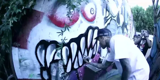 Nggak Cuma Jajo Ngerap, Ini Aksi Seru Lain Dari Chris Brown!