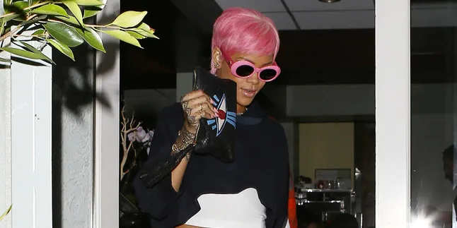 Nggak Cuma Nyanyi, Rihanna Kini Juga Jualan Produk Ganja