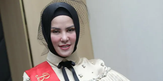 Nggak Kapok, Angel Lelga Naik Ojek Tanpa Pakai Helm Lagi