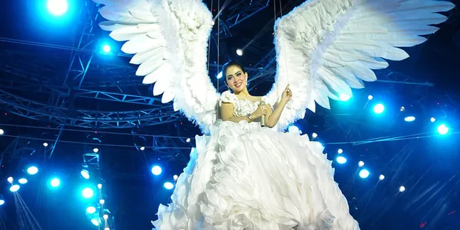 Nggak Kapok, Syahrini Bikin Video 'Maju Mundur Cantik' Lagi Nggak Kapok, Syahrini Bikin Video 'Maju Mundur Cantik' Lagi