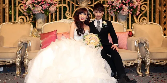 Nggak Kuat Panas, Angel Chibi Batal Resepsi Nikah di Taman Nggak Kuat Panas, Angel Chibi Batal Resepsi Nikah di Taman