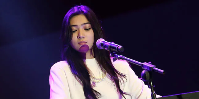 Nggak Mau Disebut Artis, Apa Sih Alasan Isyana Sarasvati?