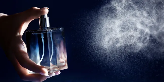 Nggak Perlu Bolak-balik Semprot! Ini 5 Simple Hacks Pakai Parfum Biar Wanginya Tahan Seharian
