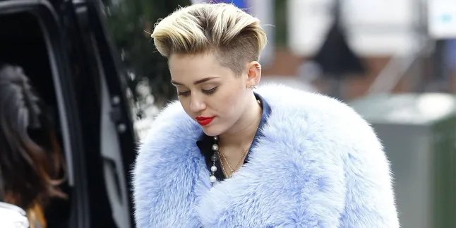 Nggak Pernah Kapok, Miley Cyrus Kembali Pamer Foto Topless