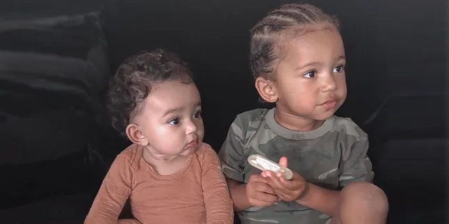 Nggemesin Banget! Ketika Saint West Asyik Gendong Baby Chicago