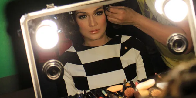 Ngintip Luna Maya Lagi Pakai Make Up Yuk!