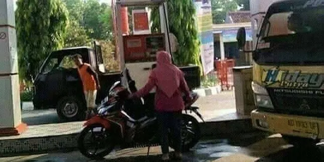 Ngisi Solar ke Tangki Motor, Emak-Emak Ini Viral di Social Media