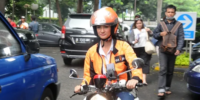 Ngojek, Atiqah Hasiholan Dibonceng Reporter KapanLagi.com®